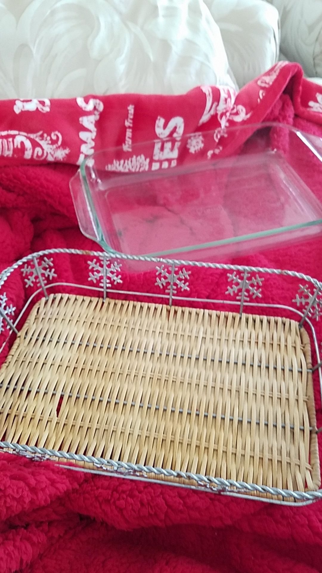 Pyrex baking daisy with carrying tray