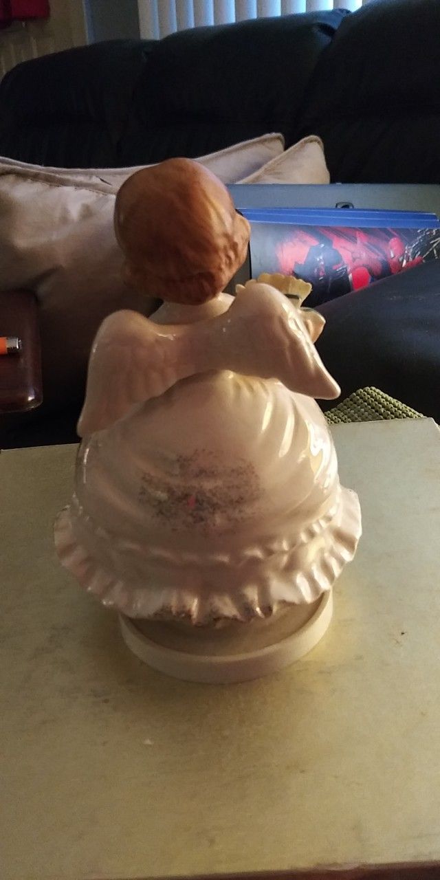 VINTAGE COLLECTIBLE LADIES MISS NOVEMBER CERAMIC PORCELAIN "HAPPY BIRTHDAY" MUSIC BOX MADE IN JAPAN