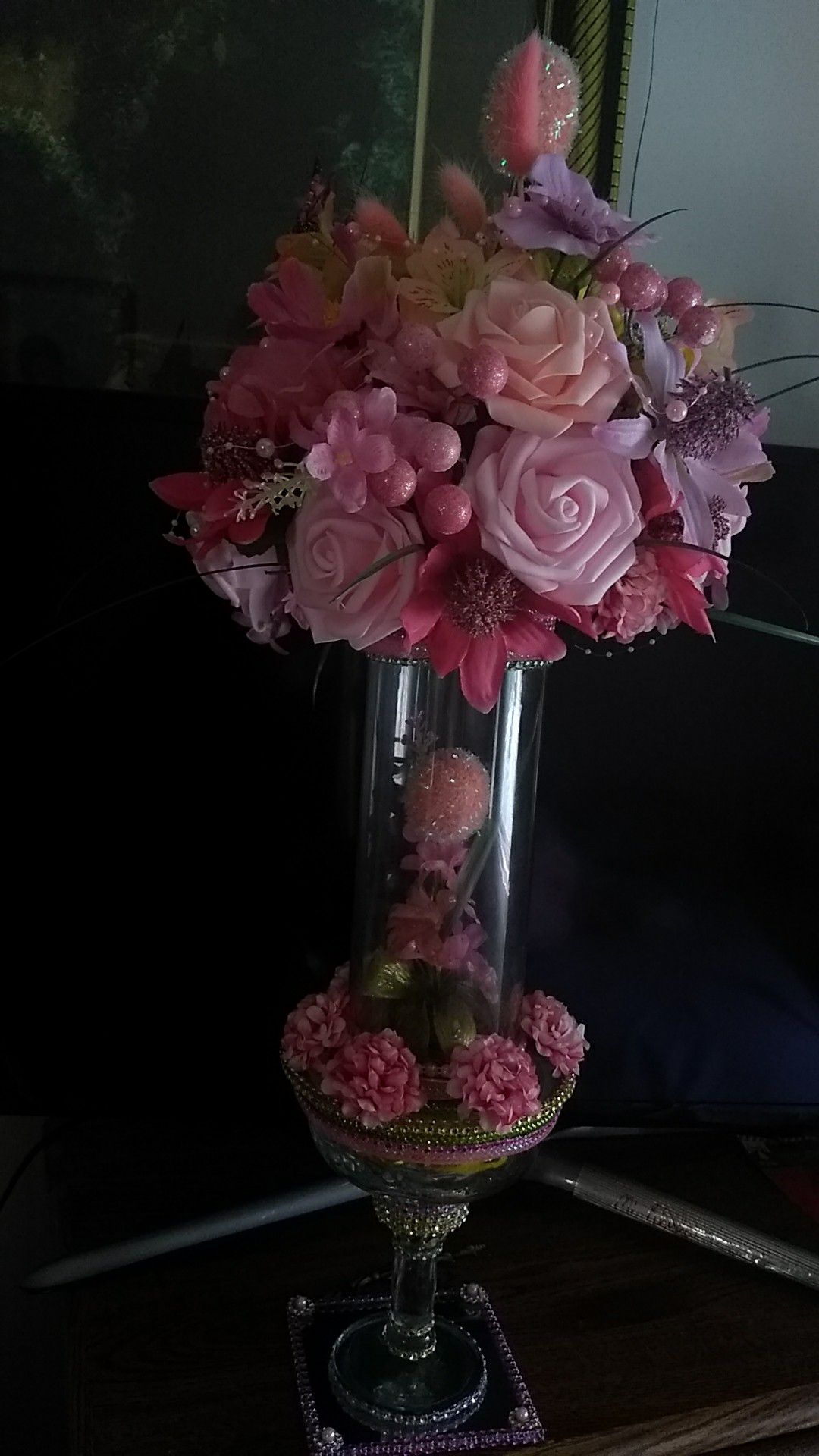 Vase made by hand, made of glass, flowers and rhinestones.
