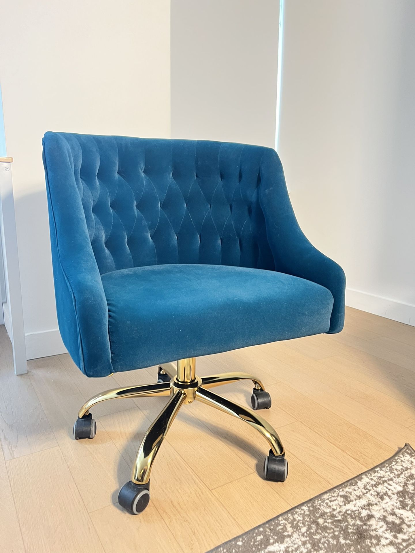Velvet Tufted Accent/Office Chair in Blue (MSRP: $250) - 360 Degree Swivel, Rolling, Adj. Height. Boho Modern Glam MCM Style