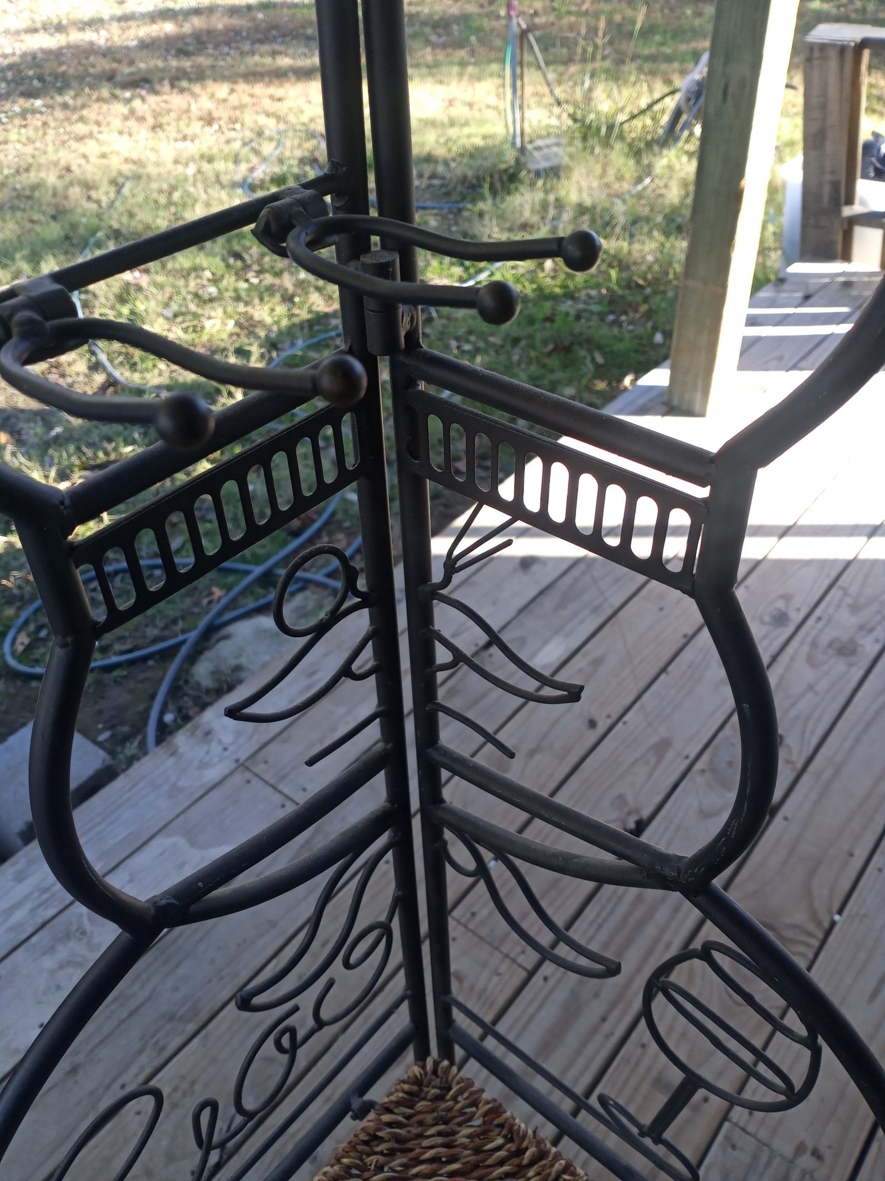 Corner shelf wine rack