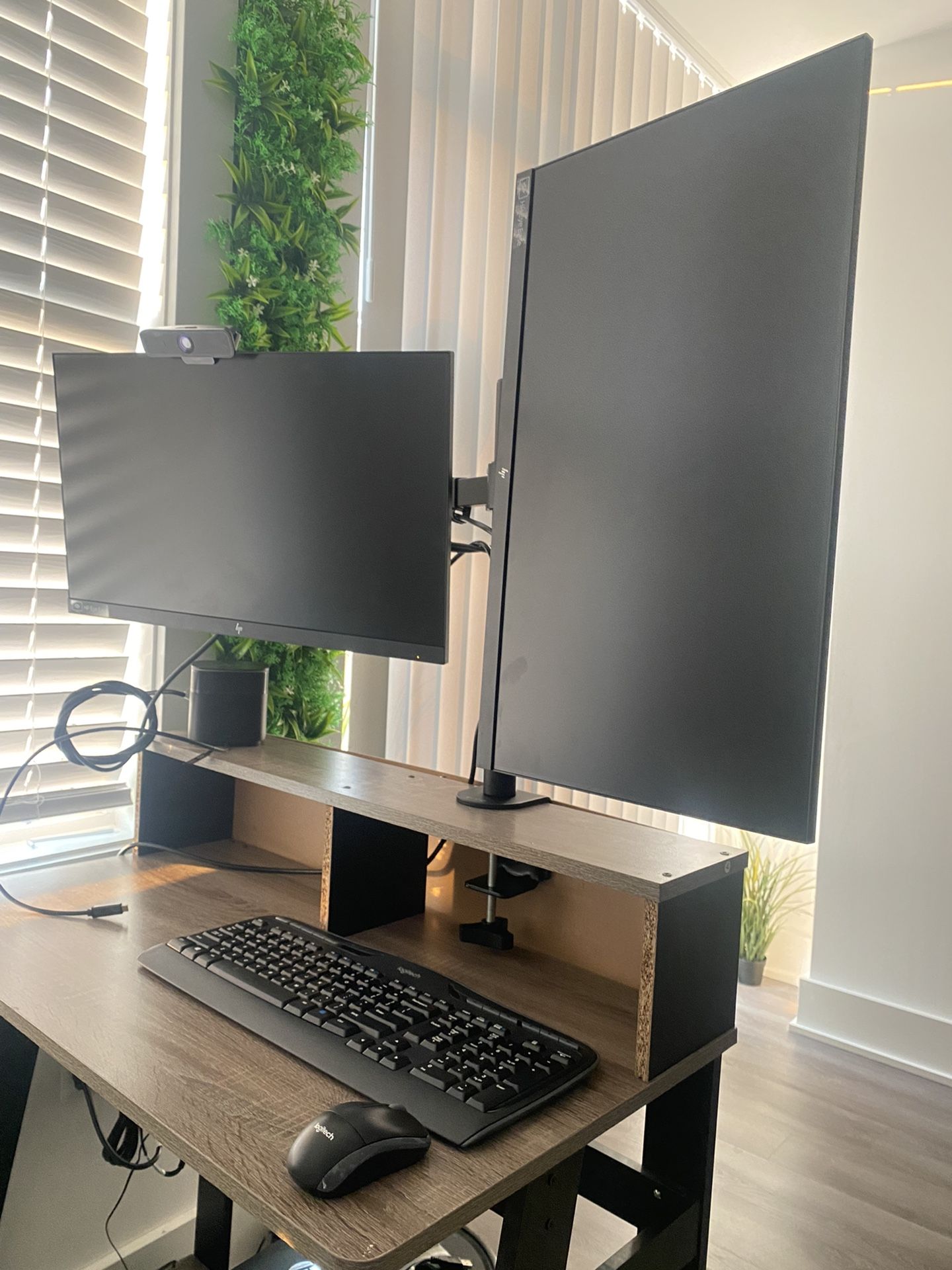 2 HP E24 G4 Monitors + Stand + Free Camera