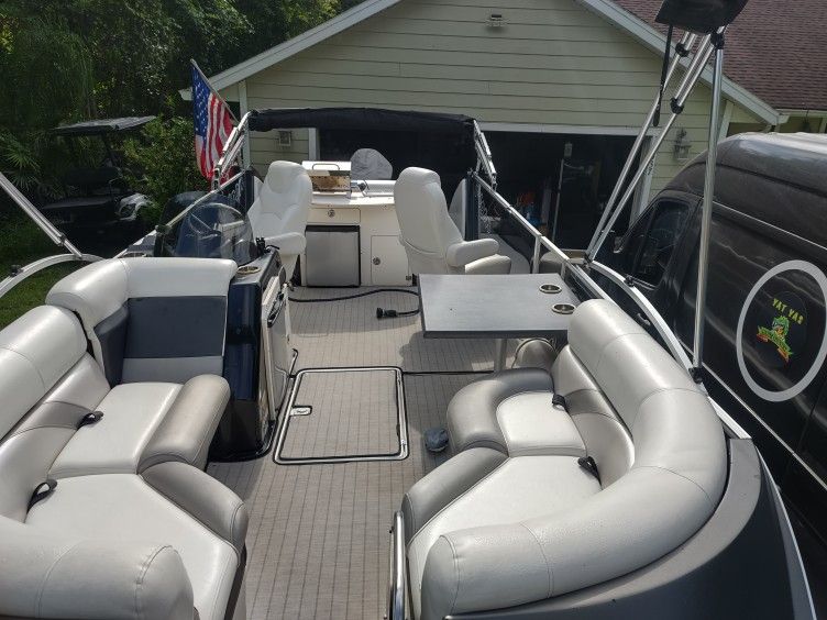 25' Itoon With 200hp Holds 14 People.