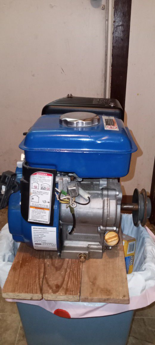 LIKE NEW GREYHOUND 2.5 HP GAS ENGINE READY TO GO NEW $250 ASKING $100!!! 