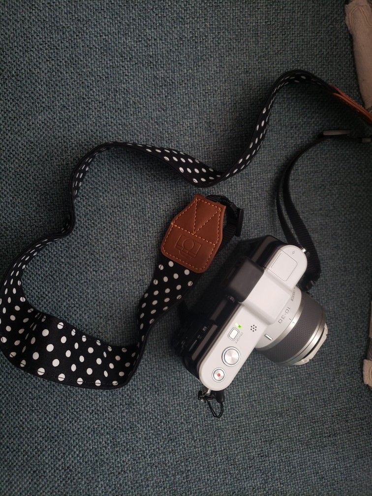 Nikon 1 V1 10.1 HD Digital Camera, Carrying Case, Neck Strap!