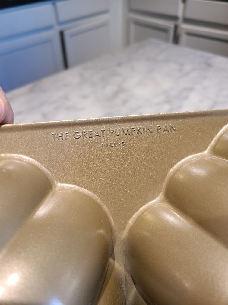 Pumpkin bundt cake pan William Sonoma