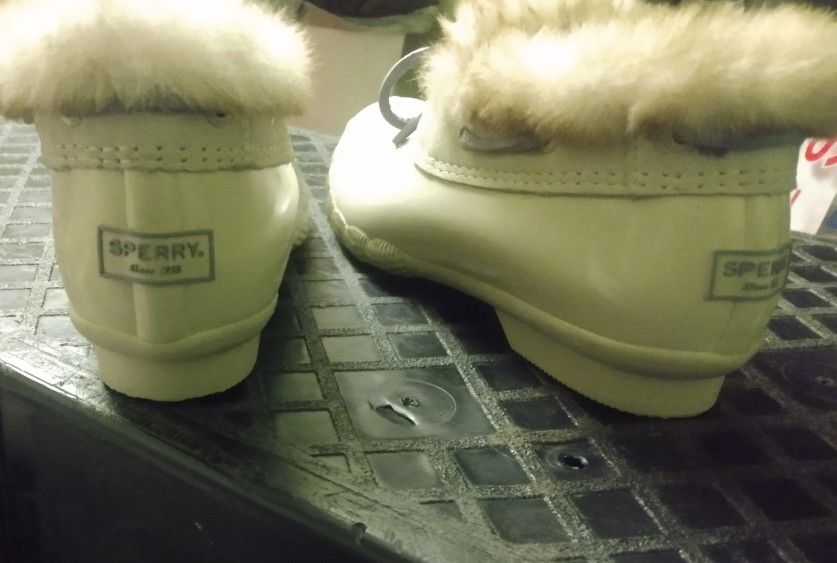 SPERRY IVORY FAUX FUR LINED BOOTS -WOMEN'S SZ .7