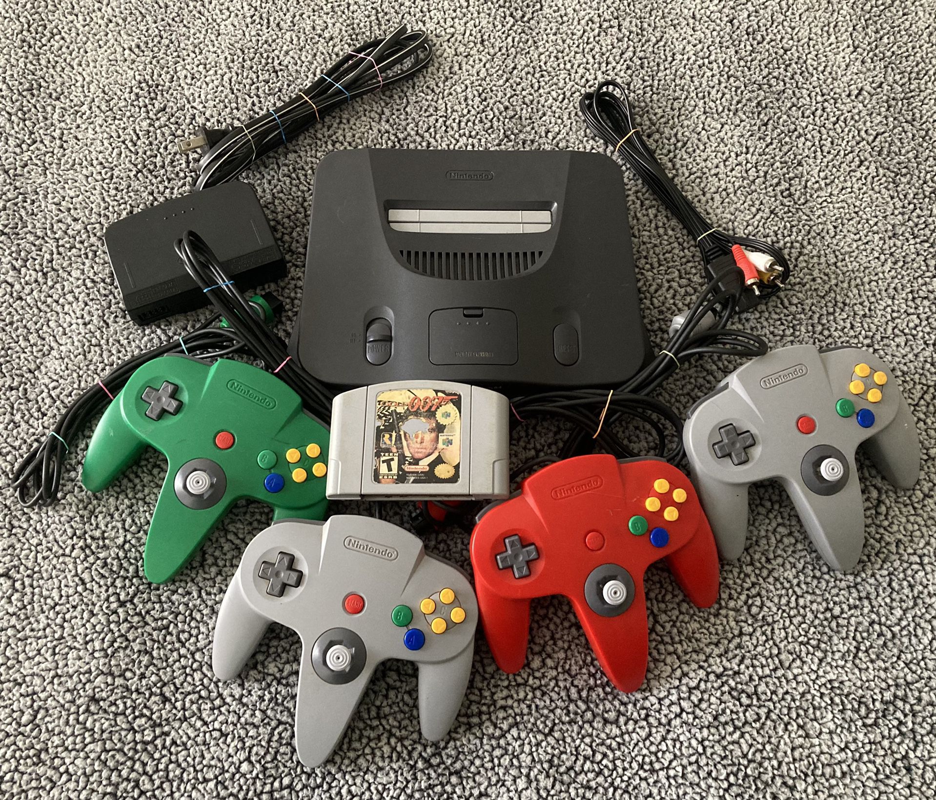 Nintendo 64 with Golden Eye 007 + 4 Controllers 