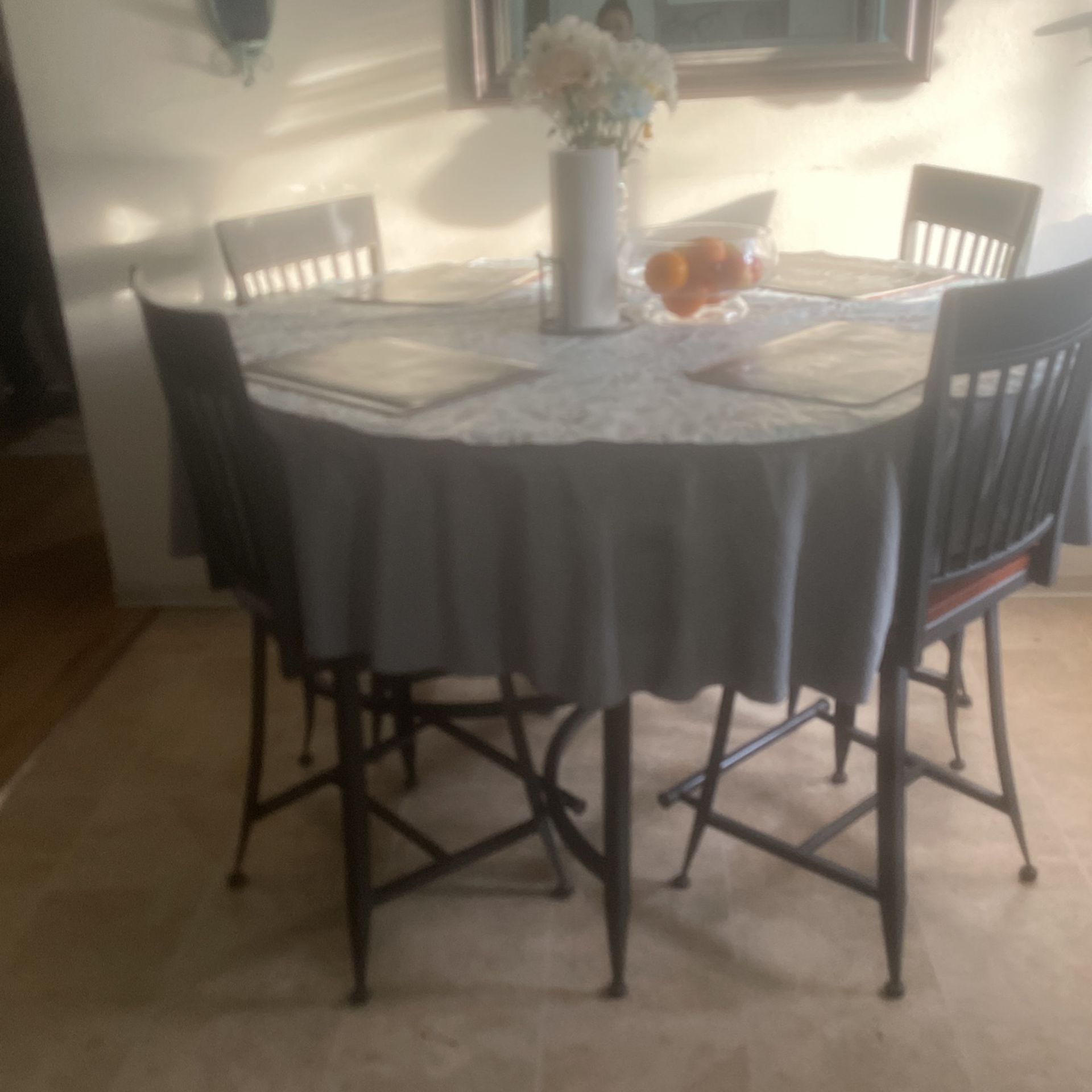 Dining Room Table 4 Chairs Comes With Table Clothes 