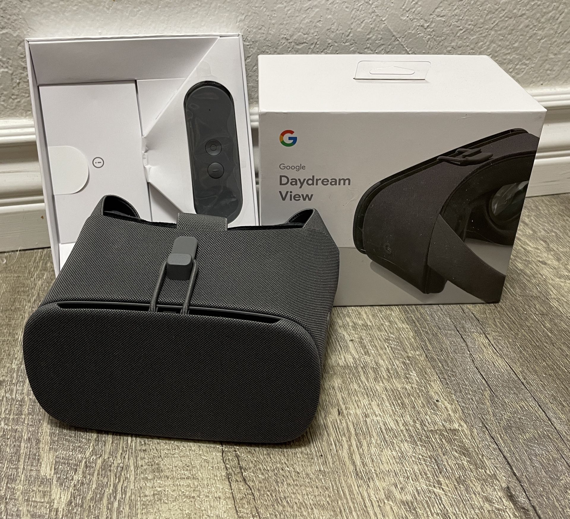 Google Daydream View Mobile VR Headset - New In Box