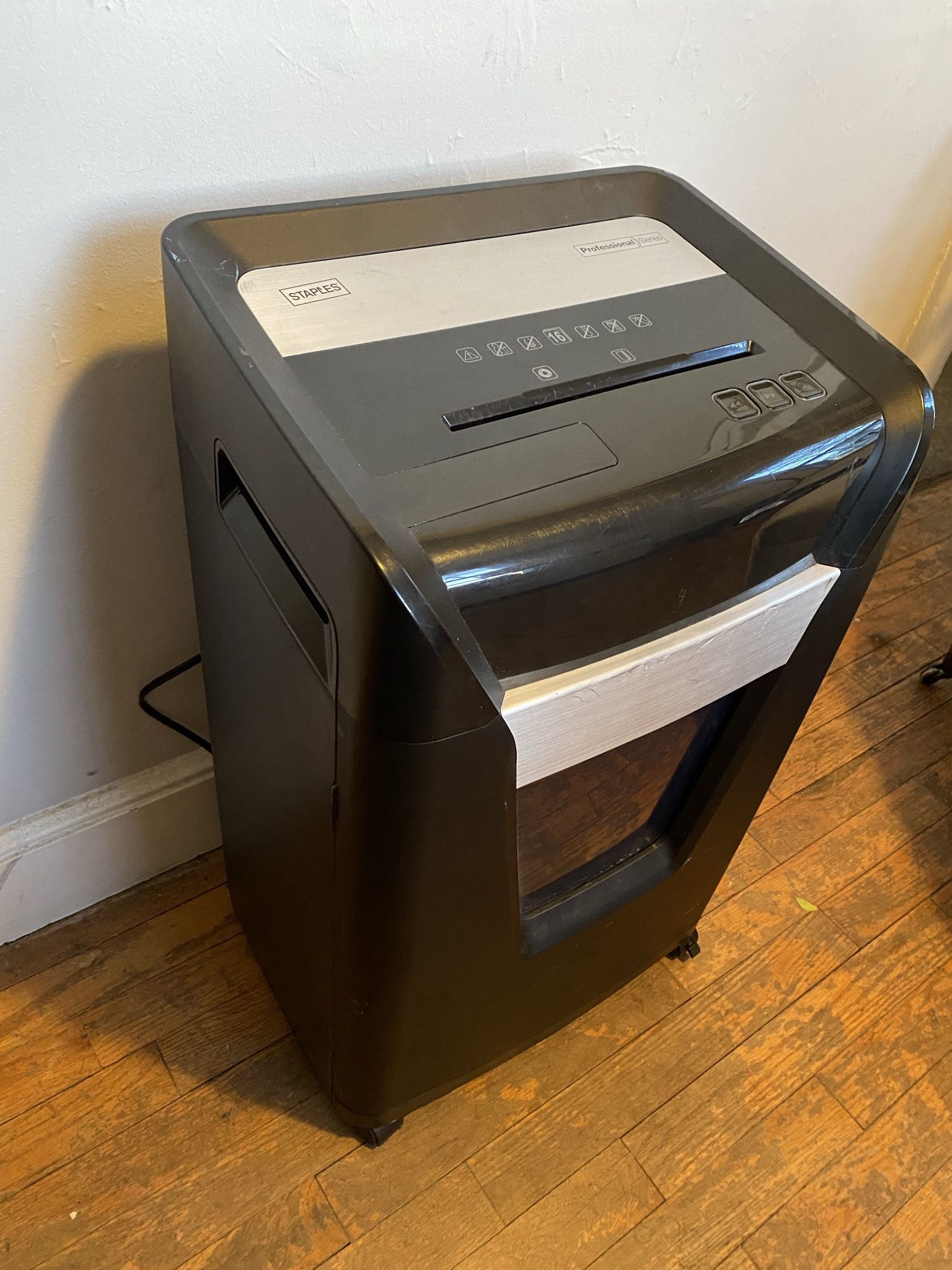 Staples 16 Sheet Micro Cut Shredder SPL TMC162A Commercial Shredder Works Like New
