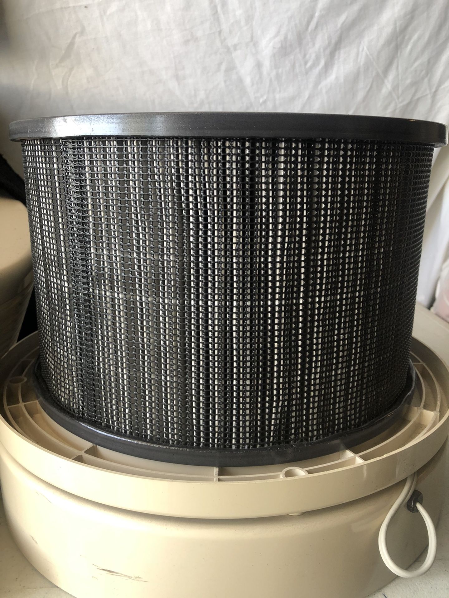 PRICE IS FIRM Honeywell 12520 HEPA Air Purifier COVERS 320 sq ft !!BRAND NEW FILTERS!! COMPLETELY CHANGES THE WHOLE AIR IN THE ROOM 6 times every hour