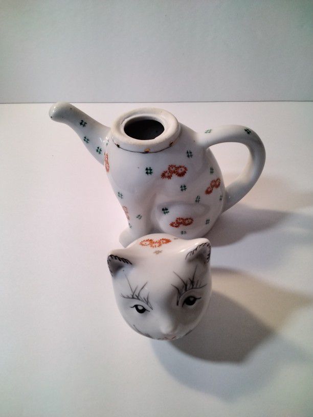 A Very Cute Cat Tea Pot .
