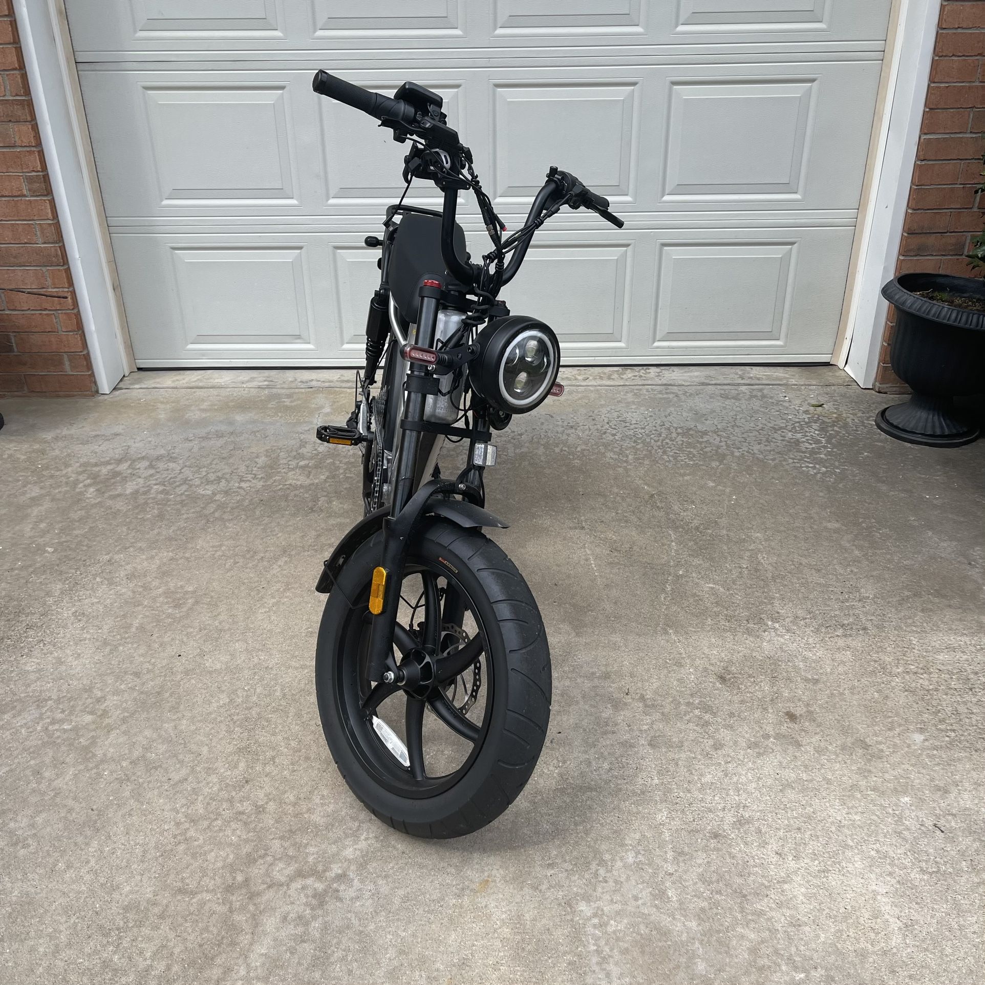 Juiced Hyperscorpion Electric Moped-Style EBike