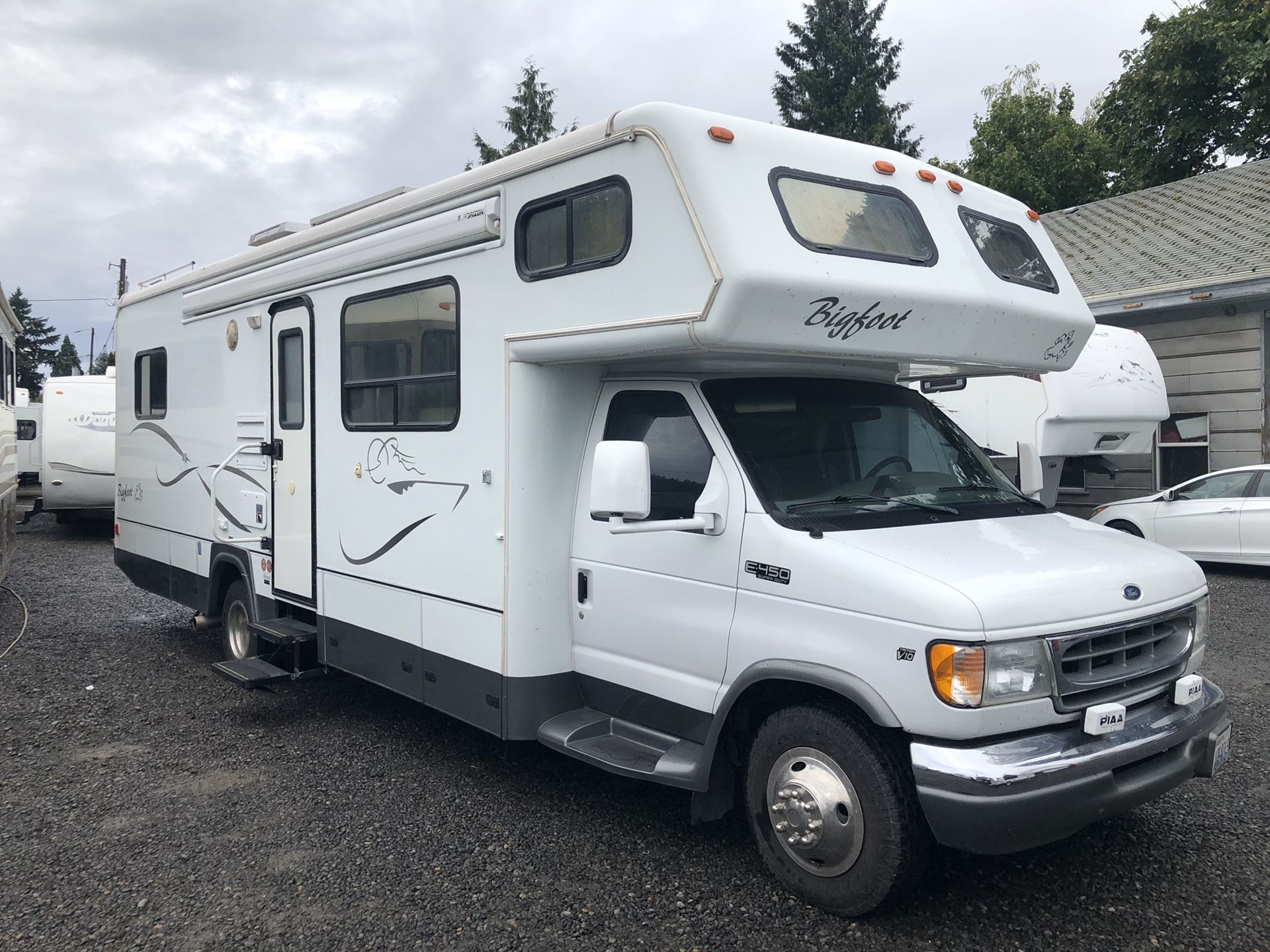 2002 Bigfoot 30’ Class C motorhome w/slide 41k Miles 39hrs on gen