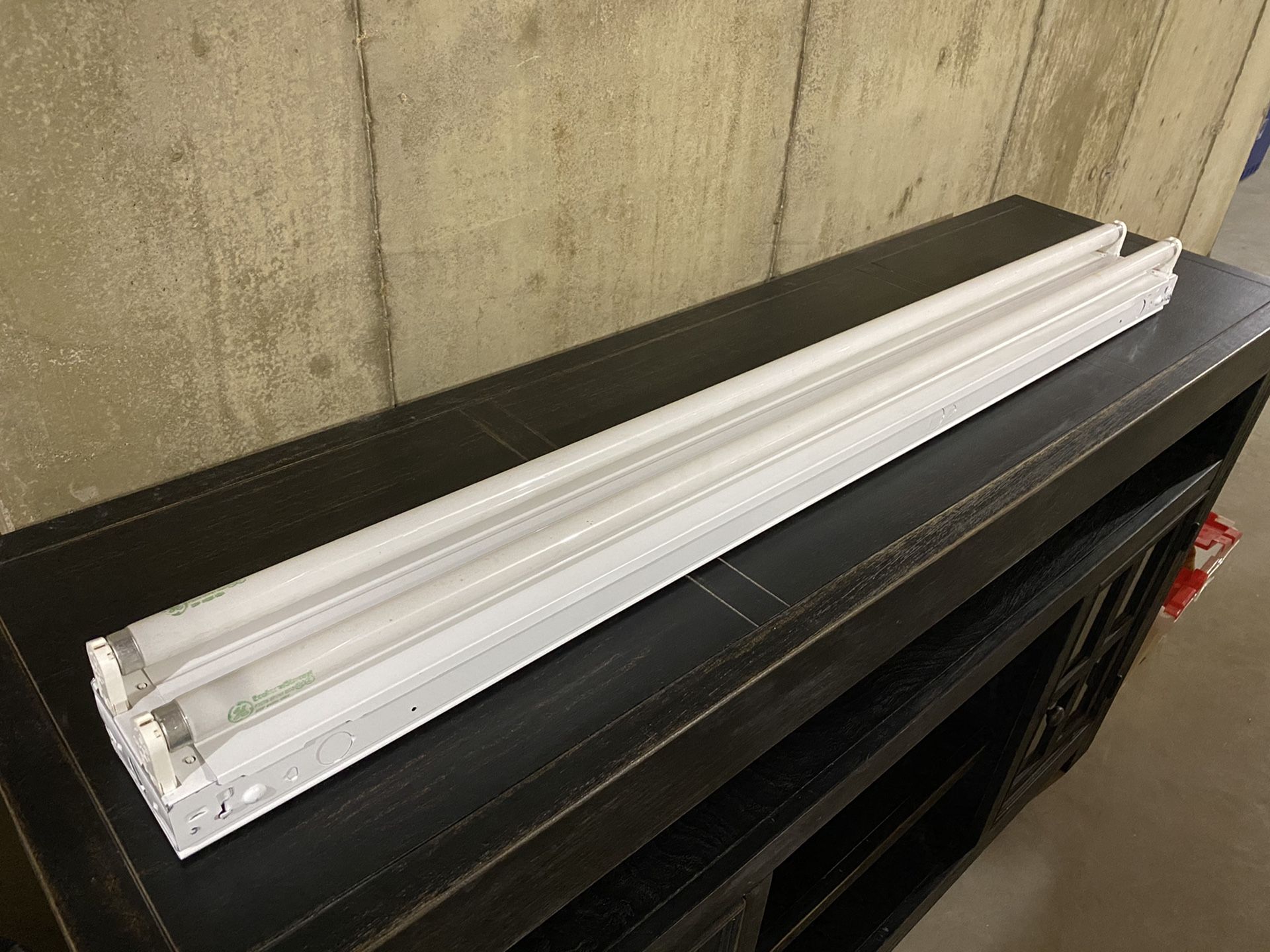 4Ft LED light fixture T8 bulbs