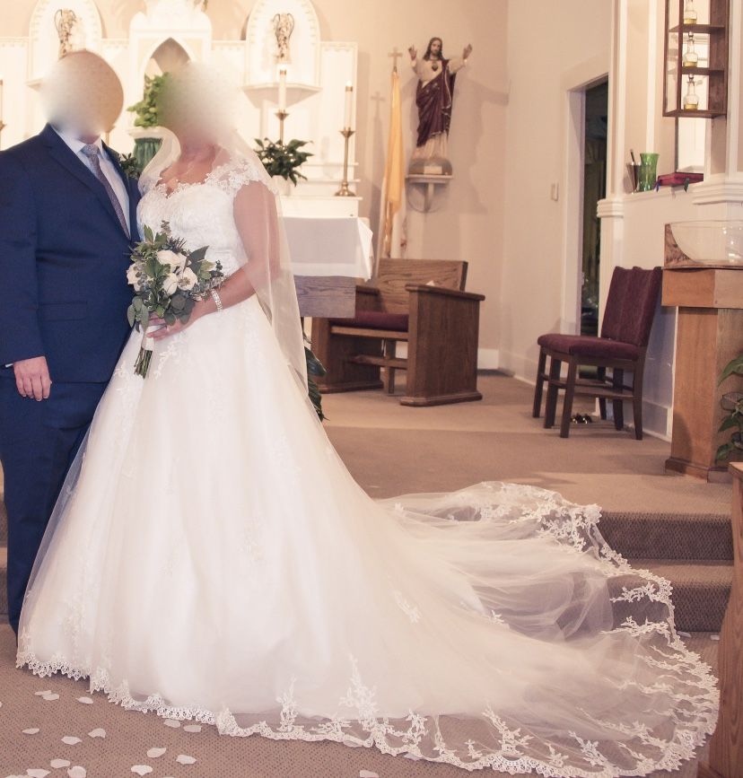 Ivory Lace Wedding Dress. Size 14