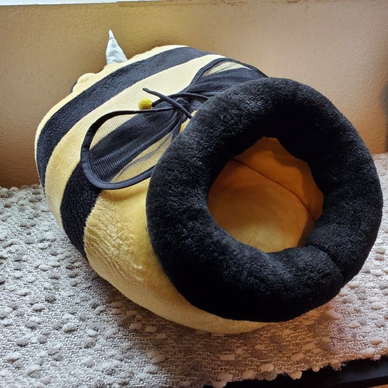 Bumblebee Kitty Bed