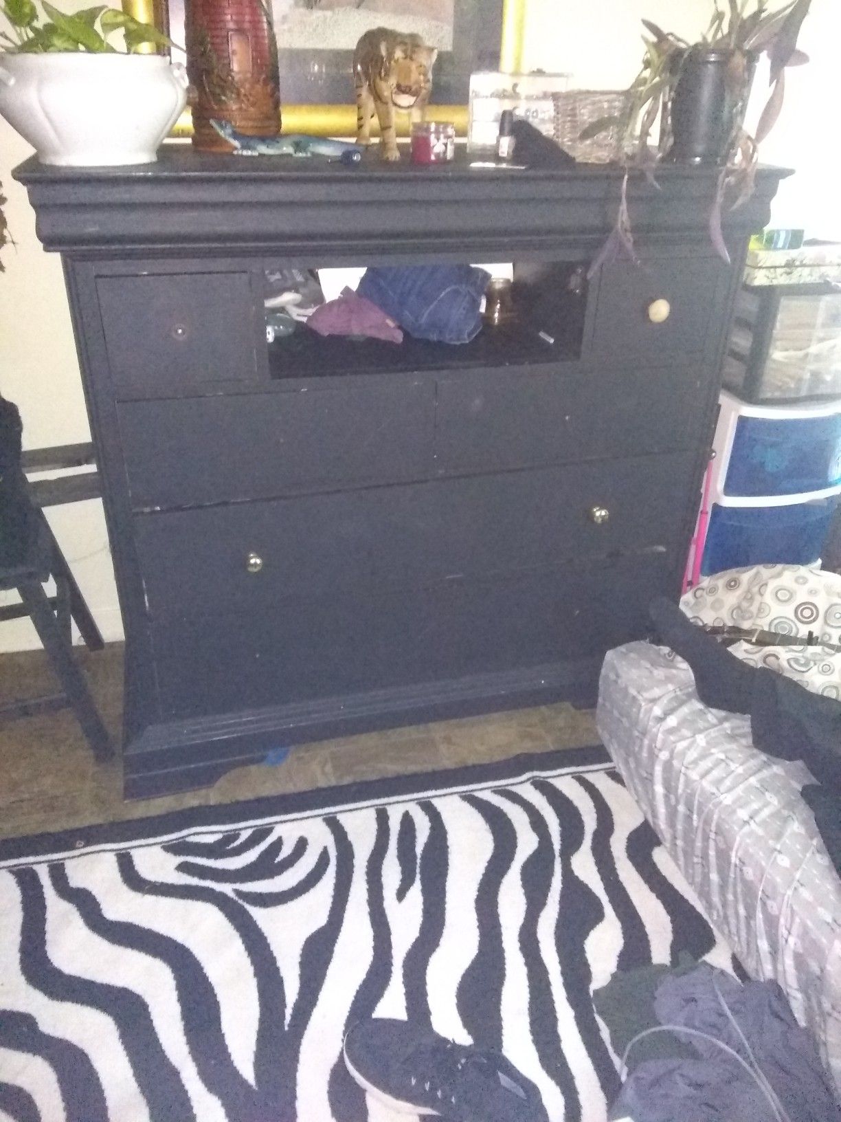 Dresser needs knobs