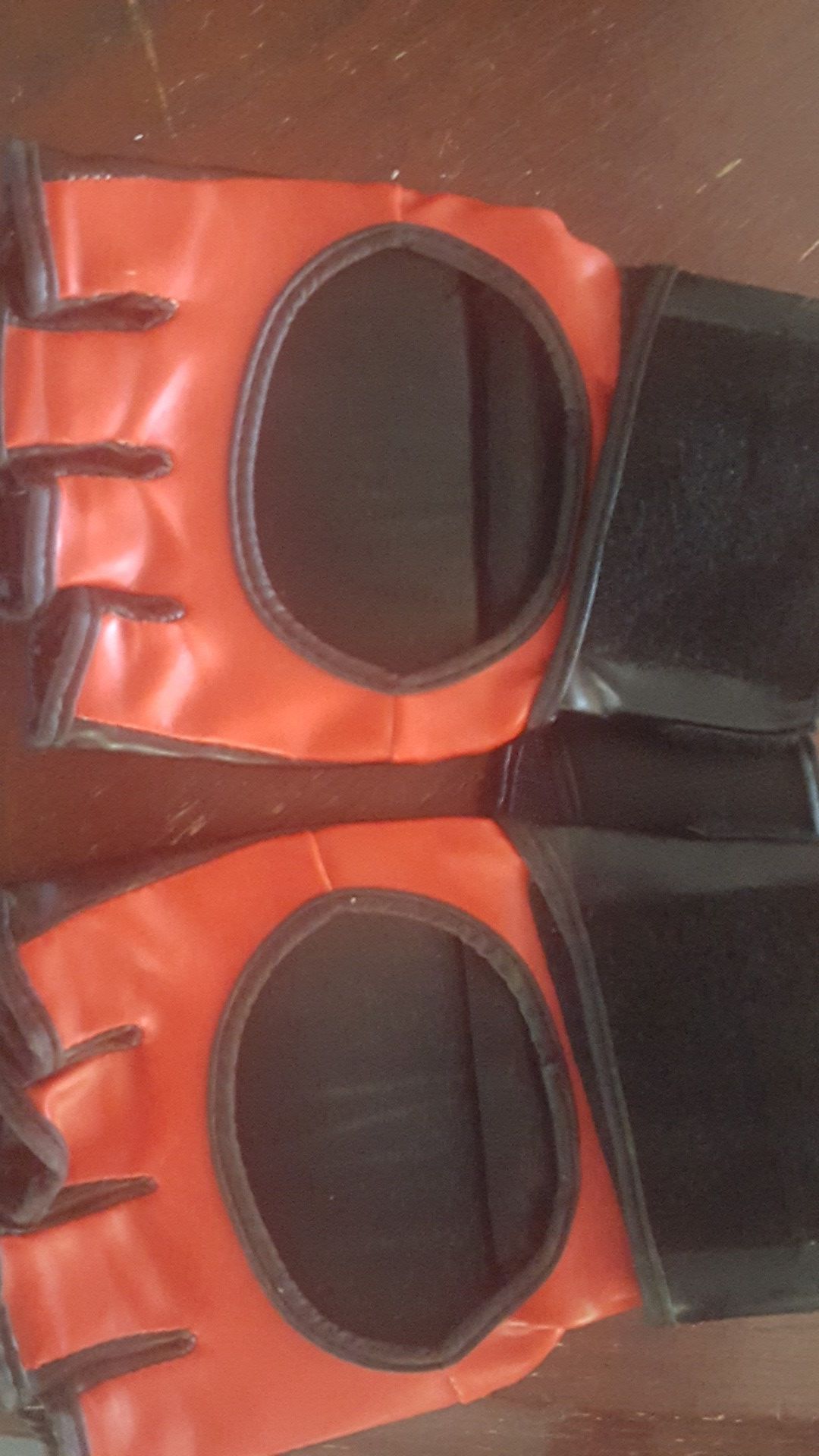 UFC SET LARGE FIGHTING GLOVES
