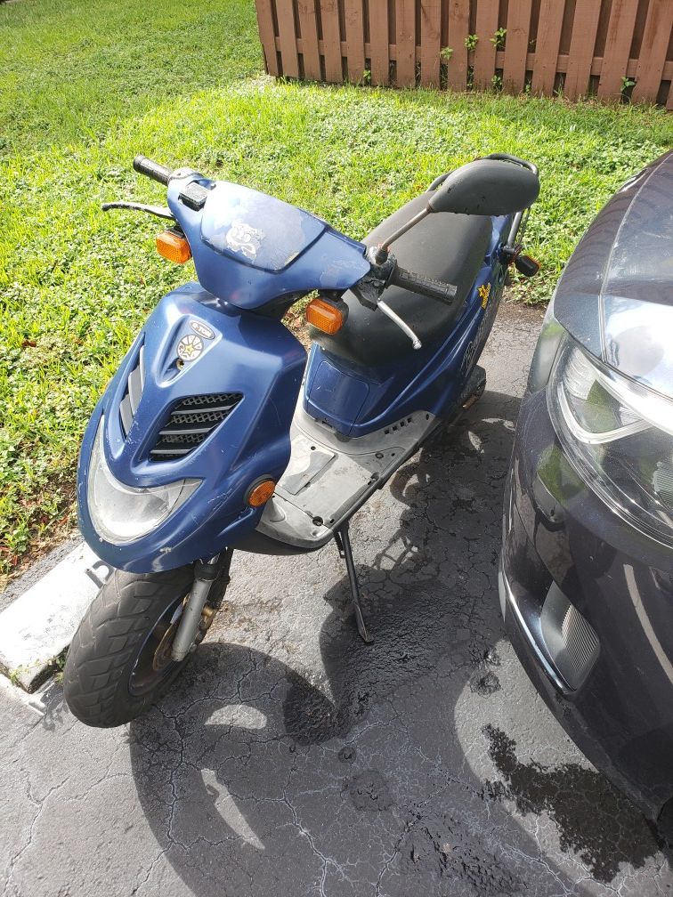 ETON BEAMER II MOPED SCOOTER 49CC for Sale in Miami,