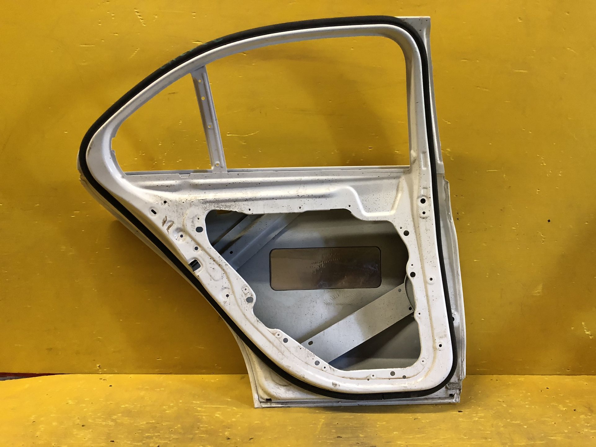 2015-2016-2017-2018-2019-2020-Mercedes’ Benz C Class Left Rear Door OEM