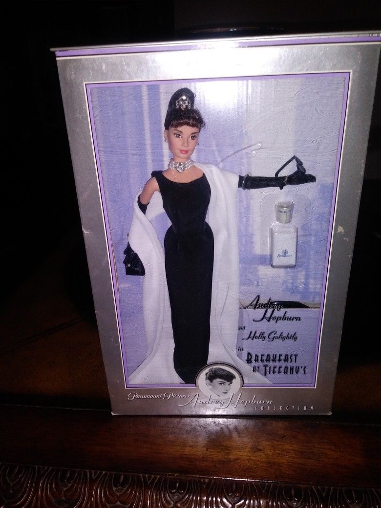 Audrey Hepburn Breakfast At TlFFAANY'S