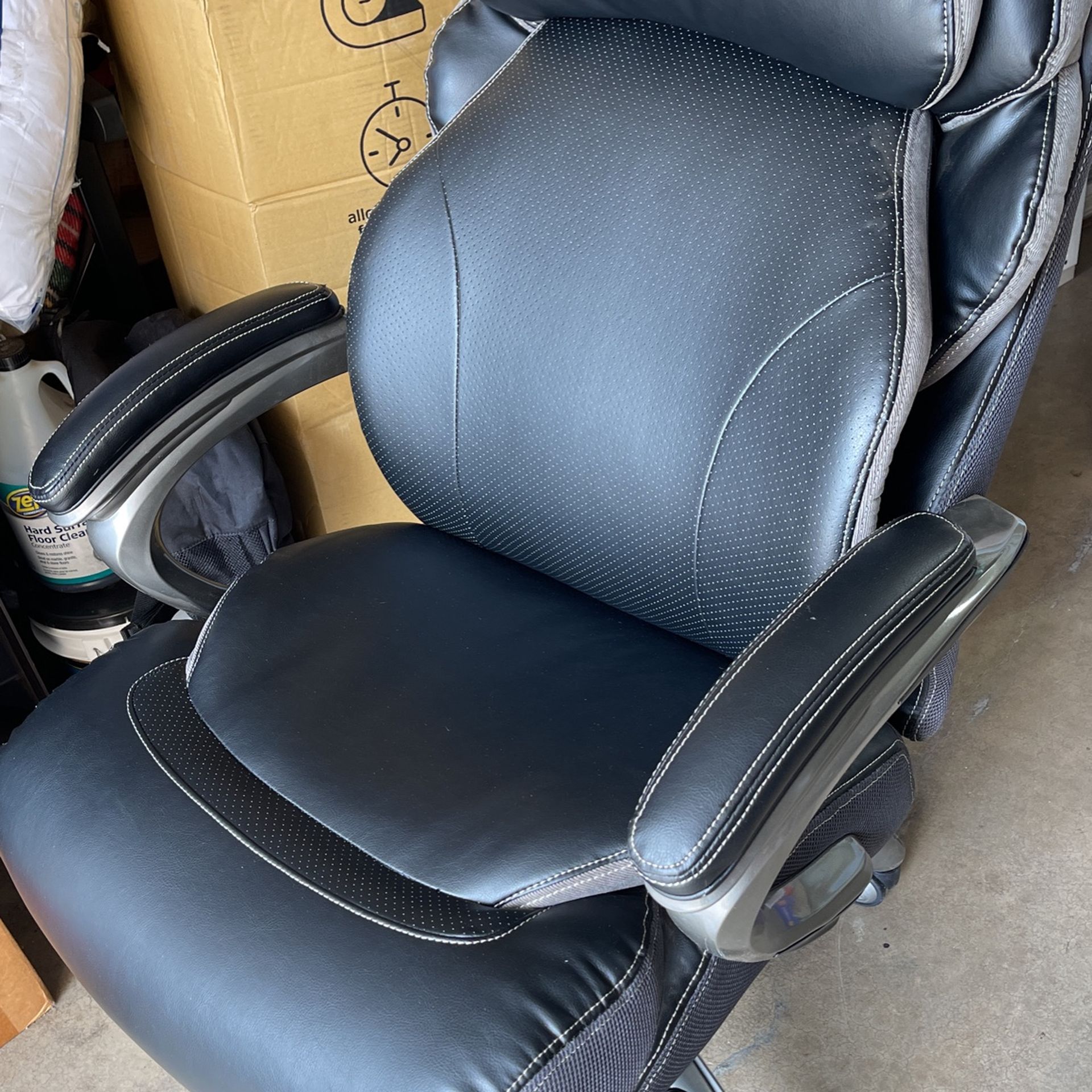 Serta Office Chair ,brand New Never Used Very Comfy And Padded Goes All the Way Back.