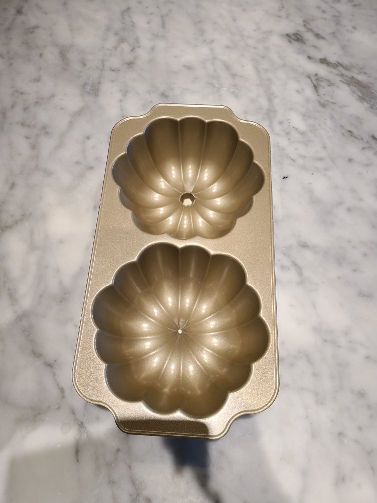 Pumpkin bundt cake pan William Sonoma