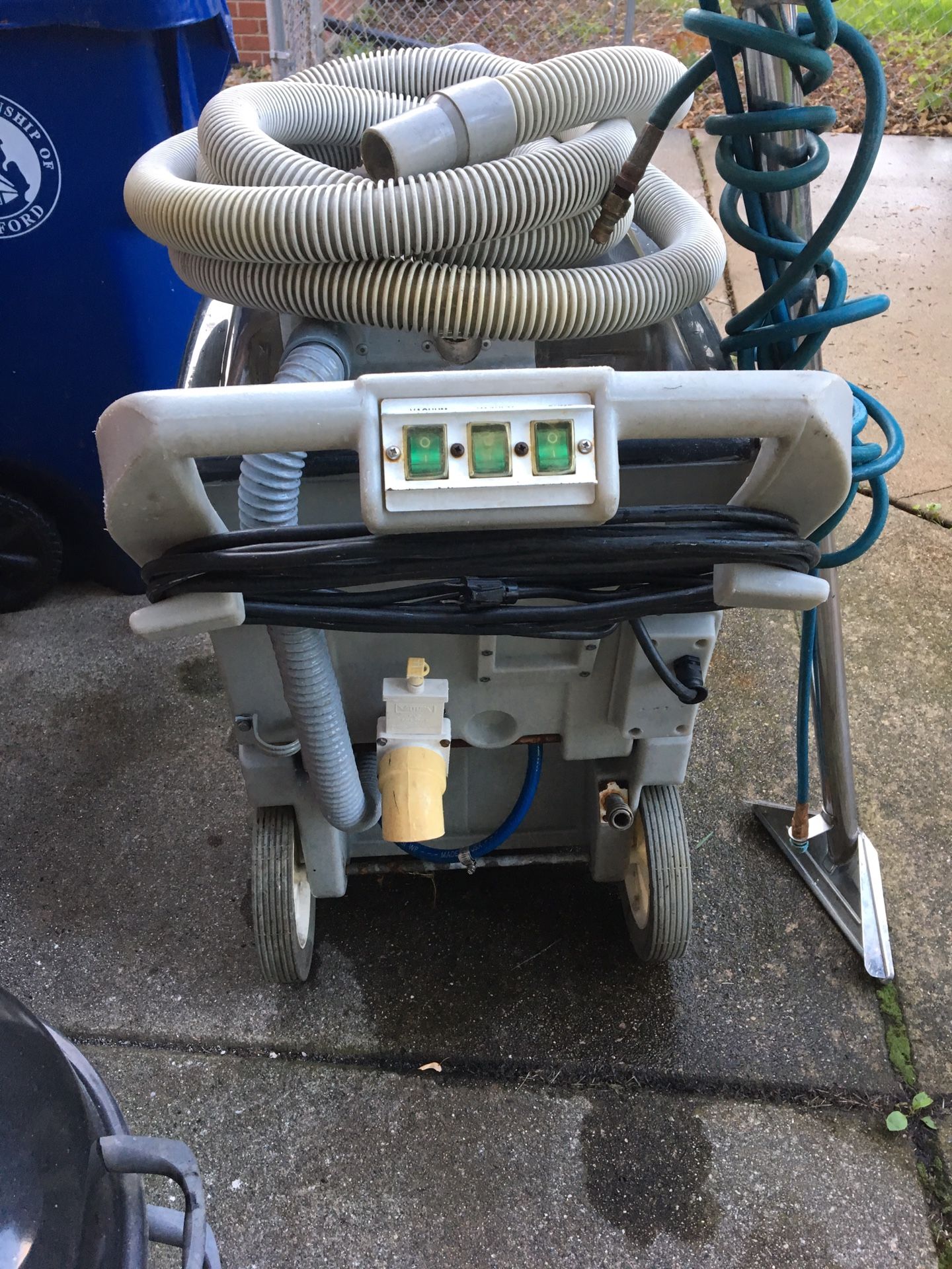 Commercial carpet extractor