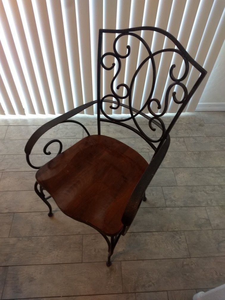 Kitchen / Dinning table with chairs