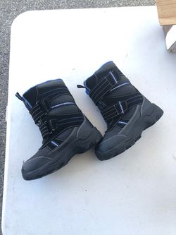 Kids snow boots size 13’s Thumbnail