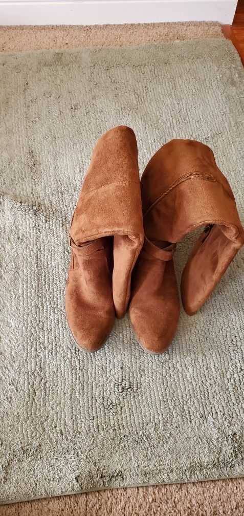 Brown Boots Size 71/2 Pick Up In Moreno Valley Used Once In Excellent Condition