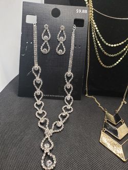 Vintage Bundle Jewelry. GREAT PRICE!!  Beautiful pieces and matching colors, The bundle is in good wearable condition, some Items are NEW, PLease cont Thumbnail