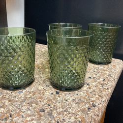 New with tags set of 4 deep green plastic cups great for entertaining or hot tub  Thumbnail