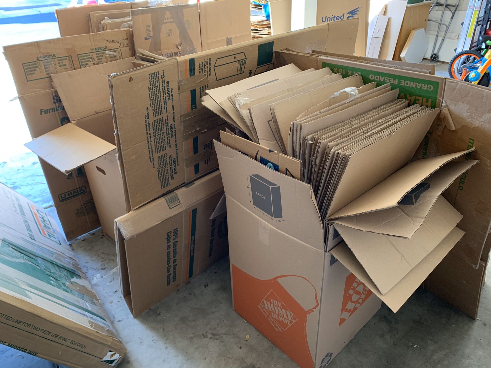 SALESet of Home Depot Uhaul moving boxes includes wardrobe box and