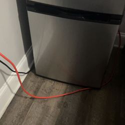 Mini fridge/freezer Thumbnail