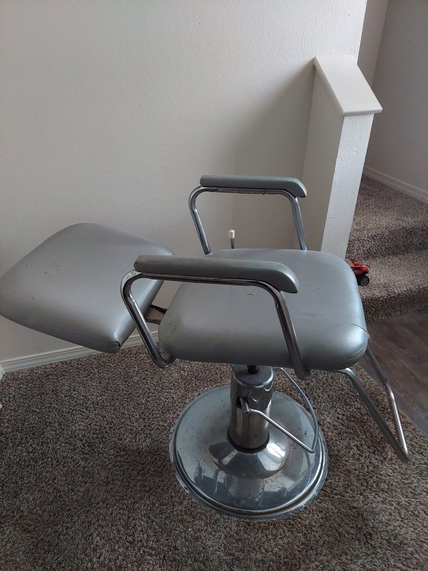 Salon chair