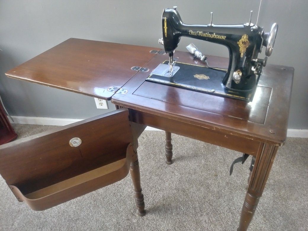 ANTIQUE FREE WESTINGHOUSE SEWING MACHINE for Sale in St. Charles, IL