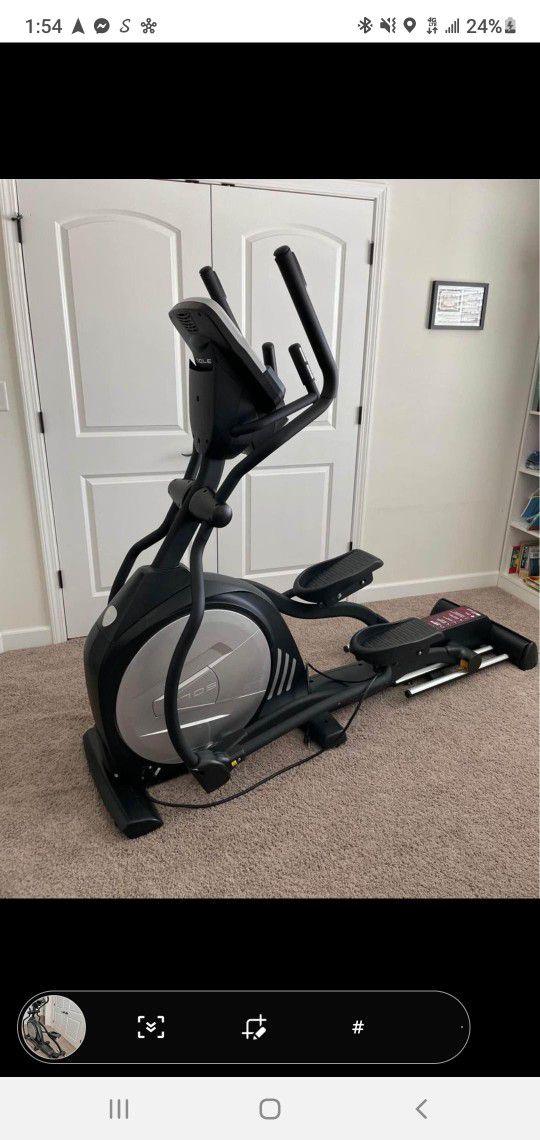 SOLE E35 ELLIPTICAL MACHINE. ( LIKE NEW. & DELIVERY AVAILABLE TODAY)