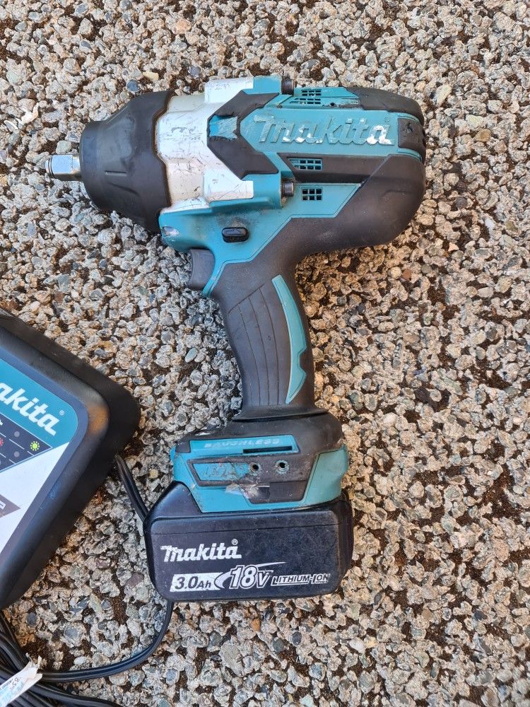 Makita 18-Volt LXT Lithium-Ion Brushless Cordless High Torque 1/2 in. Square Drive Impact Wrench w/ (1) Battery And Charger.