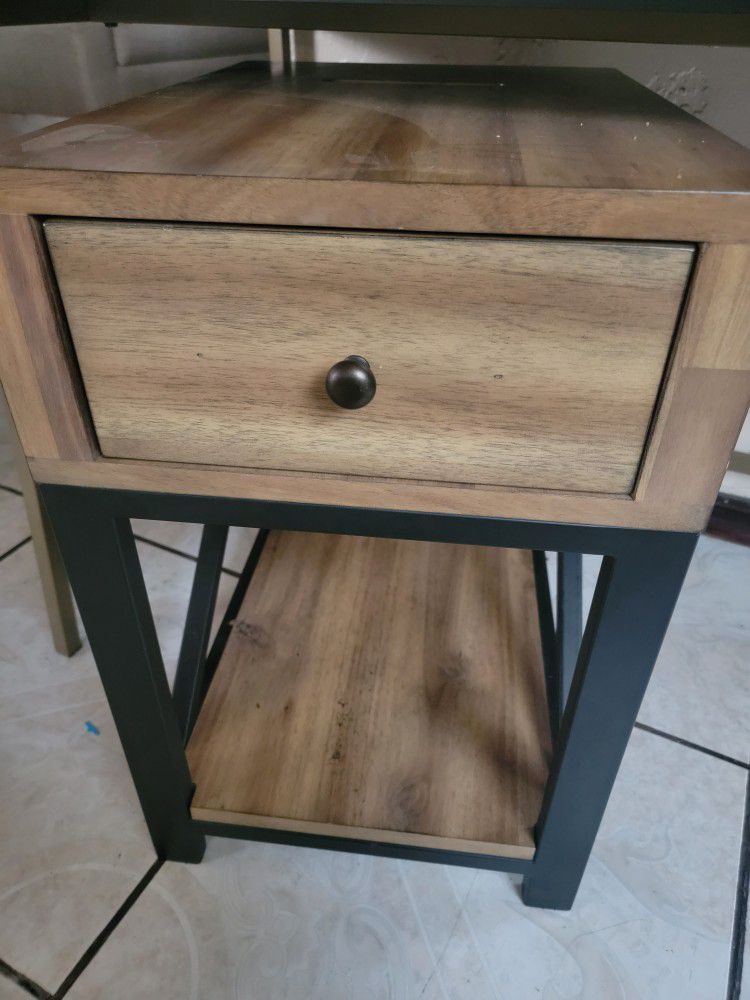 Wooden table with very hard heavy black metal with a hole in the upper part to put letters very nice new we are in South Gate

Mesita de madera con me