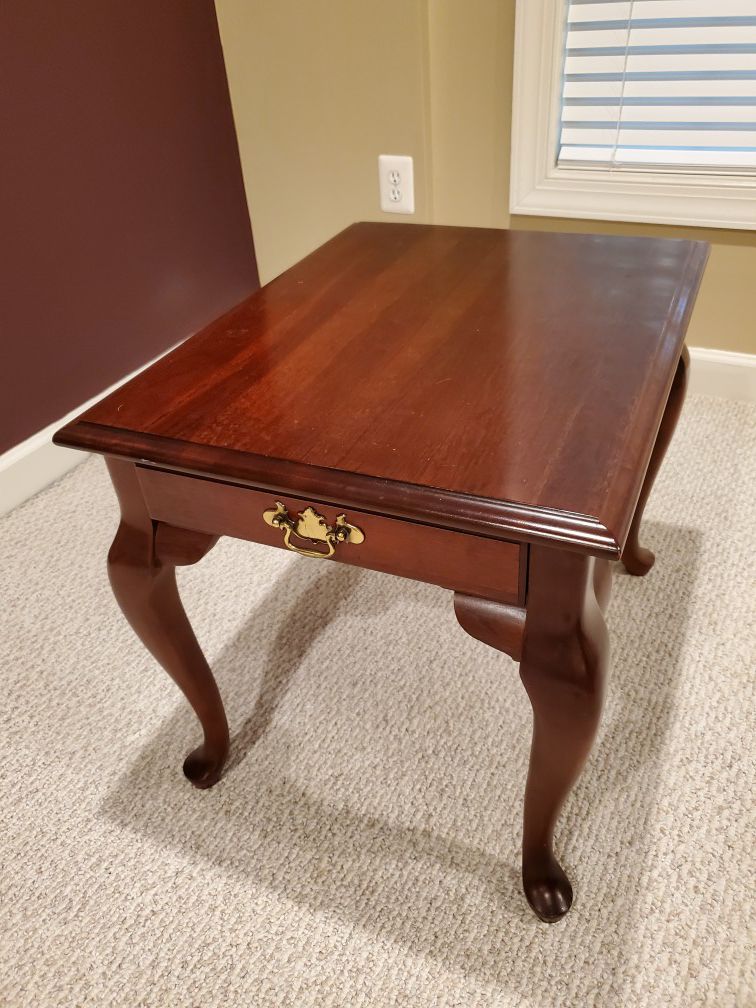 Mahogany side table w/ drawer. Beautiful condition