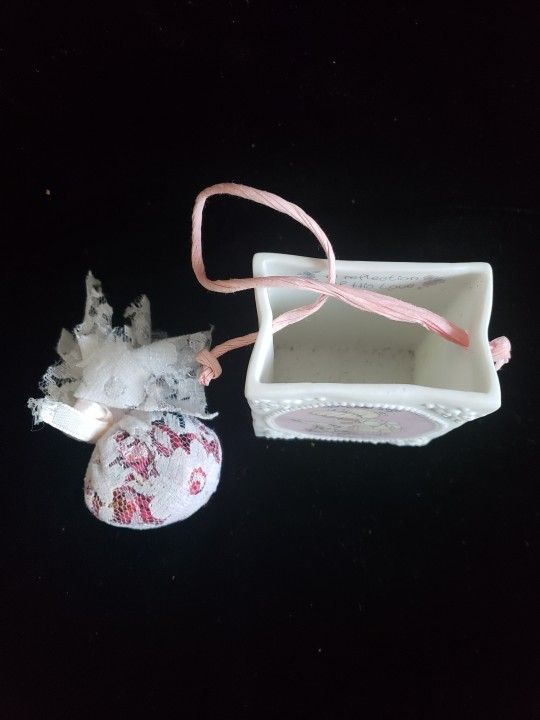 1993 Enesco Precious Moment Porcelain Mini Gift Box with dryed flowers