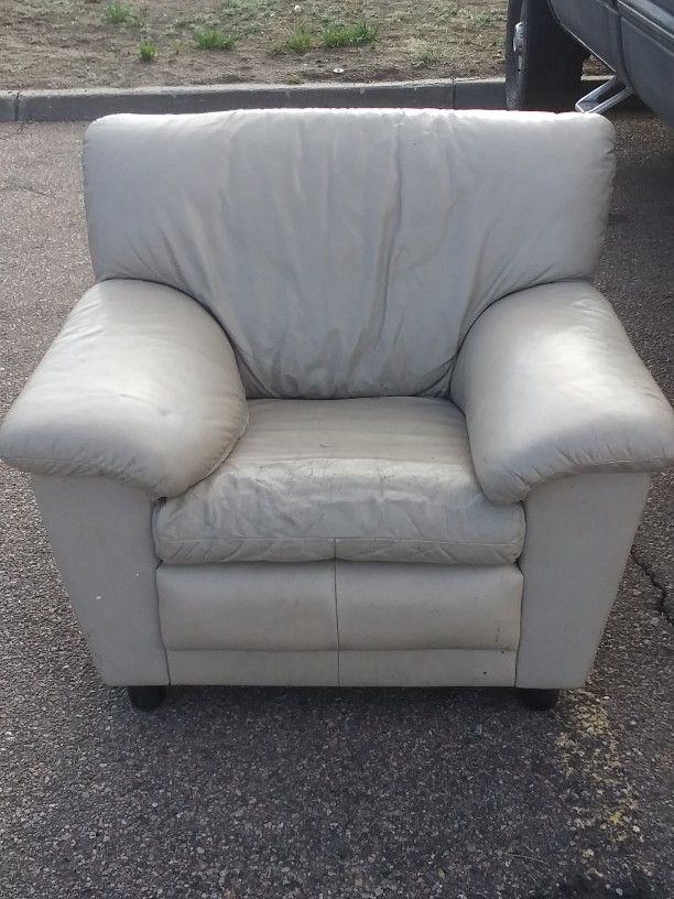 White Leather Lounge Chair (Medium In Size)