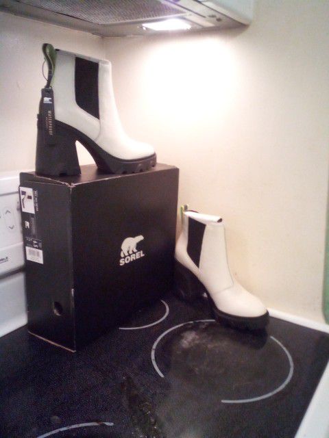 Women's SOREL Snow Platform Boots Brand New Never Been Used