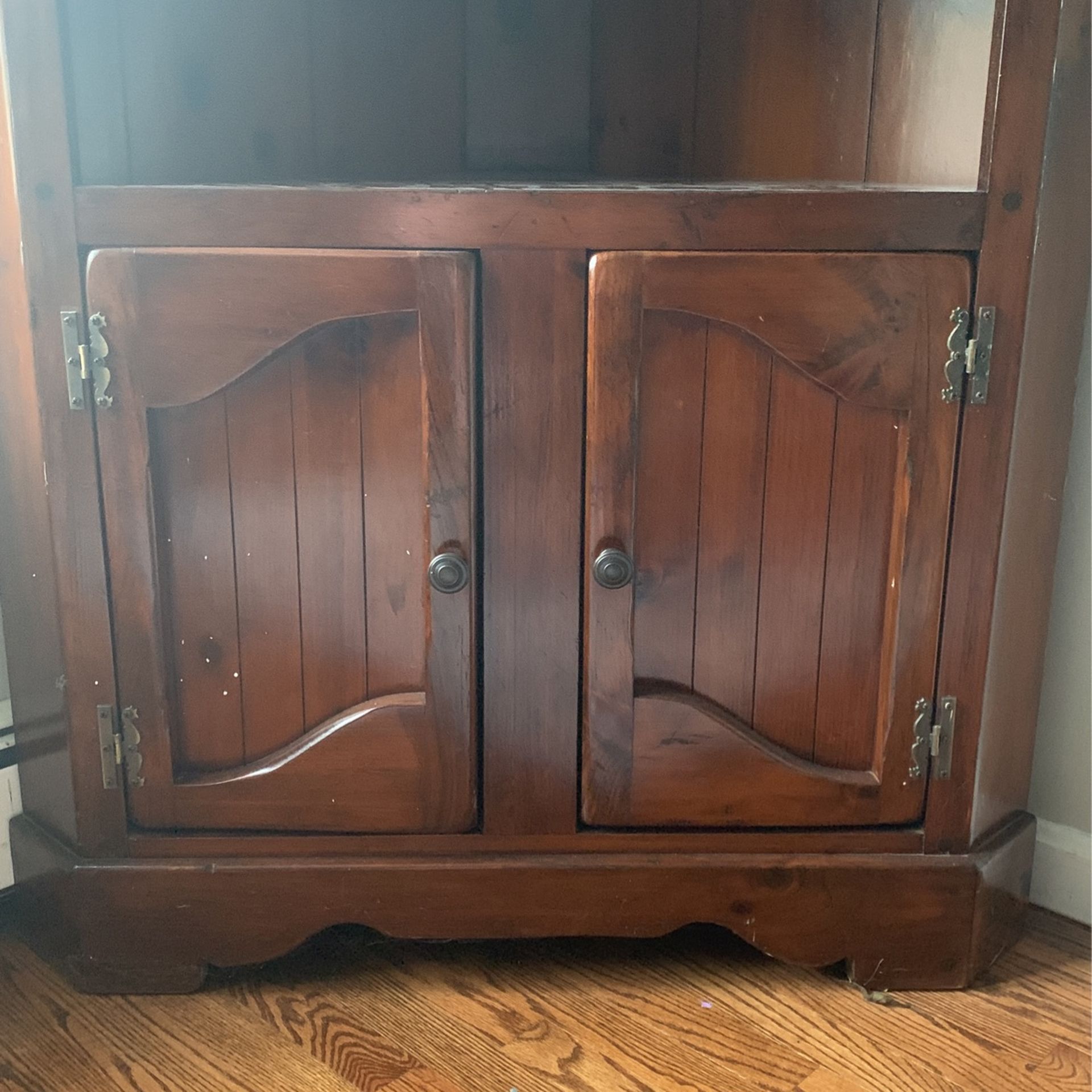 Corner Hutch