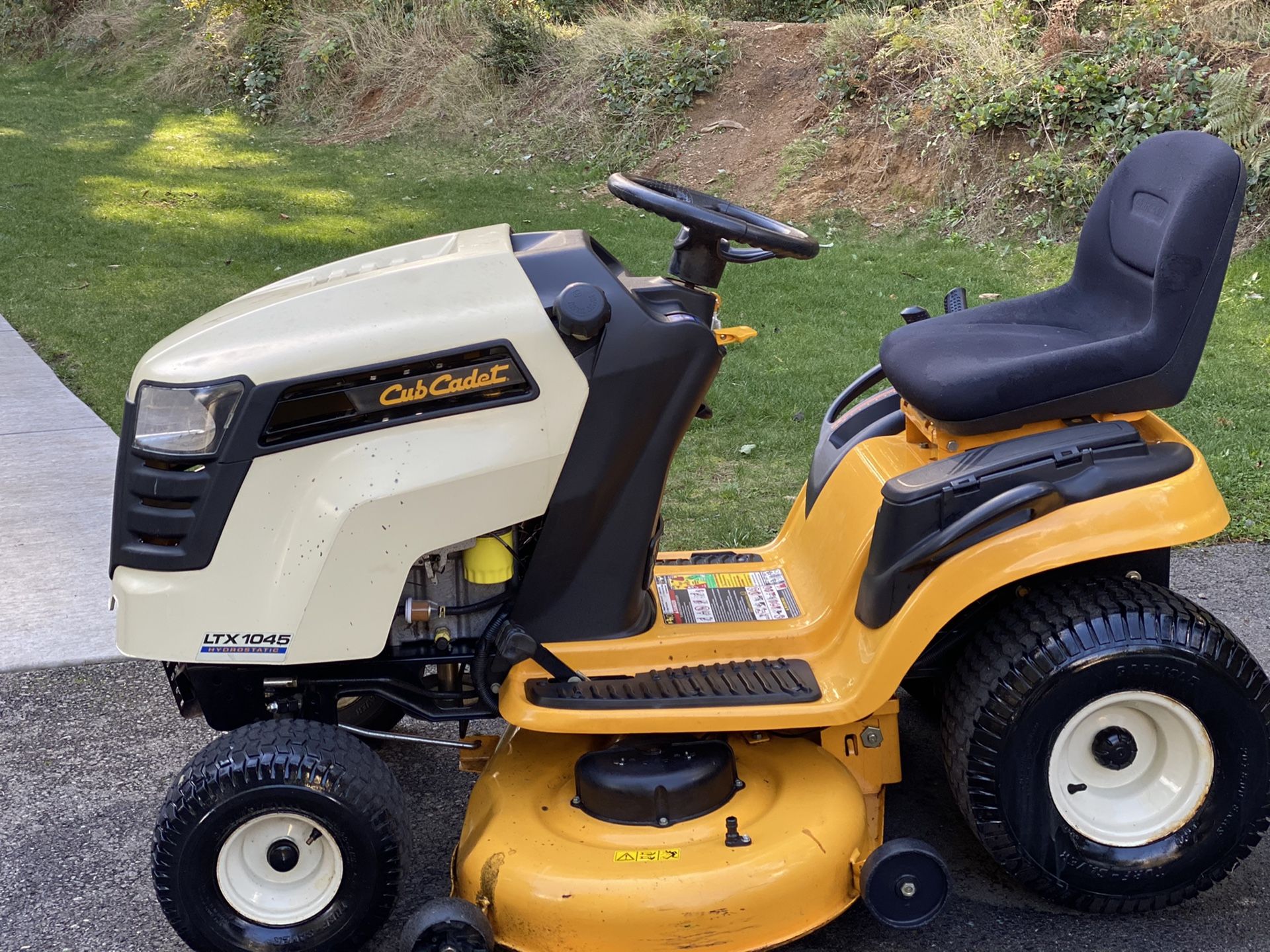 Cub Cadet LTX 1045 Hydrostatic Riding Lawn Mower for Sale in Poulsbo