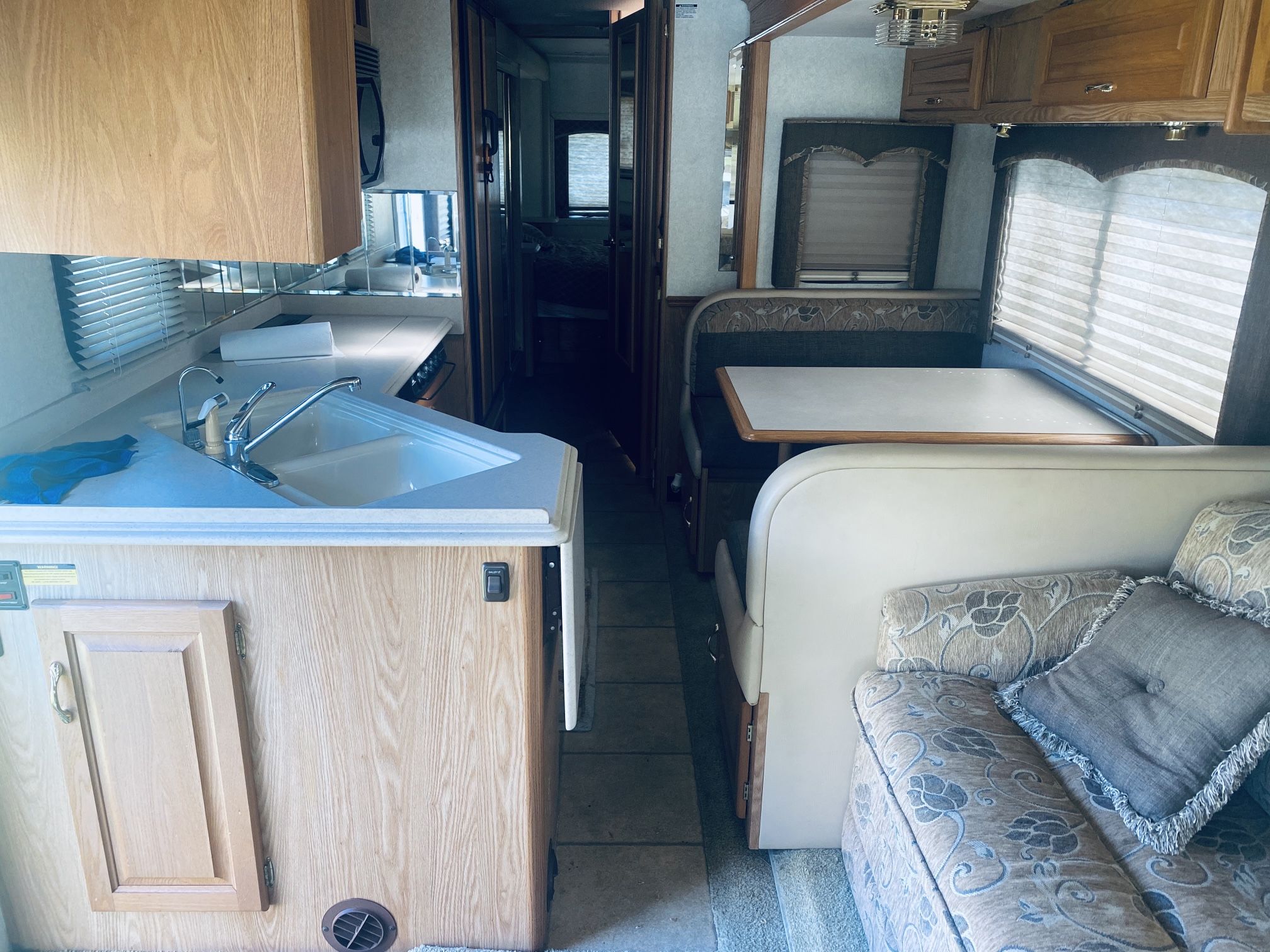2004 Dolphin Motorhome 1 Owner