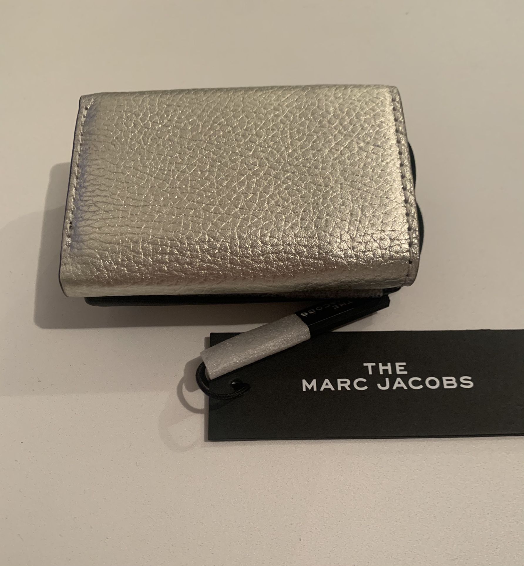 MARC JACOBS | Unisex Plain Leather Folding Wallet Small Wallet Logo.